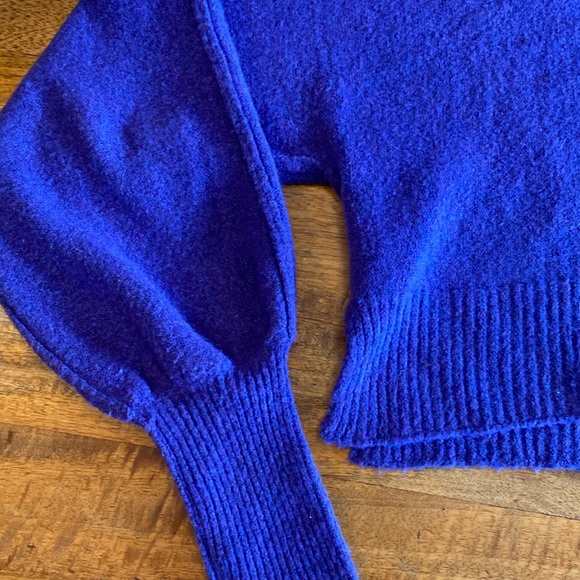 Women’s Juniors Urban Outfitters Crop Turtleneck Sweater - Picture 4 of 8